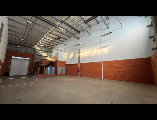 344M² WAREHOUSE TO LET IN LONGLAKE